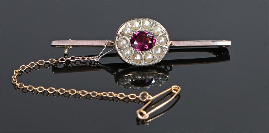 Pearl and tourmaline brooch, the central oval tourmaline with pearl surround to the bar brooch, 52mm - Image 2 of 3