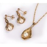 9 carat gold and pearl jewellery, to include a pearl set pendant attached to the chain, together