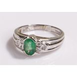 9 carat gold ring, set with a green stone and flanked by diamonds, N 1/2