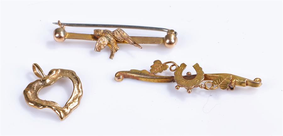 9 carat gold jewellery, to include a pendant, a bird brooch, and another in AF condition, 3.9 grams