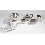 Silver plated wares, including a tea pot, a bowl, and a jug (6)