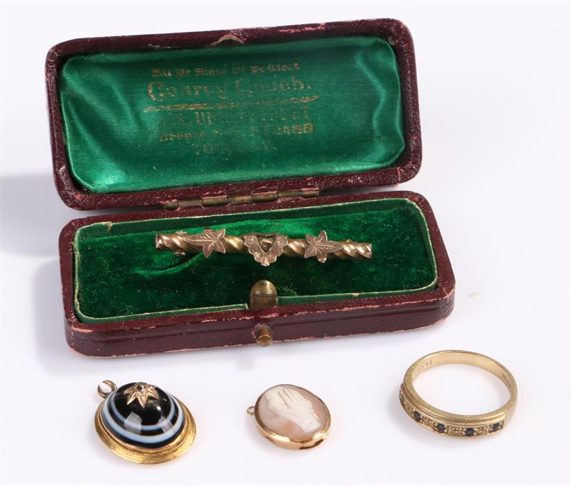 Gold jewellery, to include a banded agate and diamond set pendant, a cameo of two hands, a cased