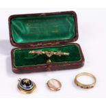 Gold jewellery, to include a banded agate and diamond set pendant, a cameo of two hands, a cased