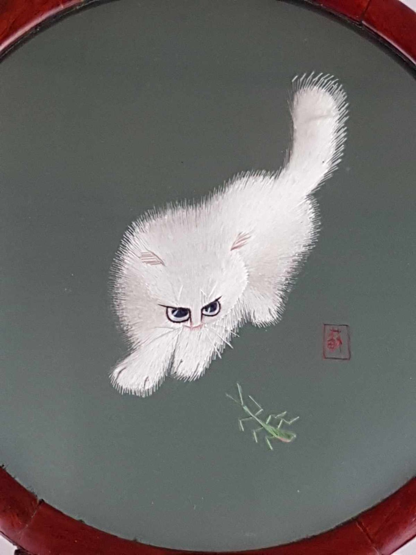 Standrahmen mit Seidenstickerei - China, Peking, handgestickte Miniaturszene mit weißer Katze und - Bild 2 aus 4