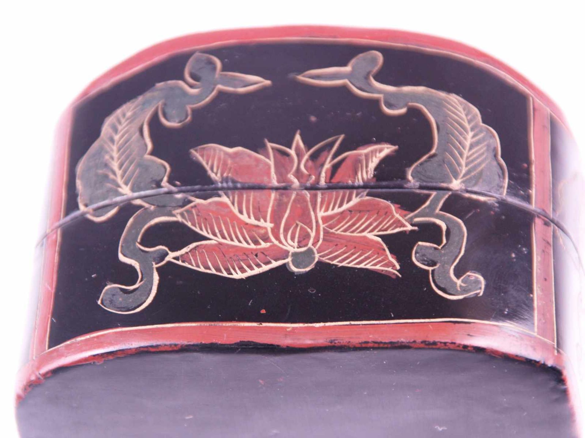 Schatulle- China, Holz, lackiert, rechteckiger Korpus, abnehmbarer Deckel mit Porzellan-Plakette mit - Bild 3 aus 3