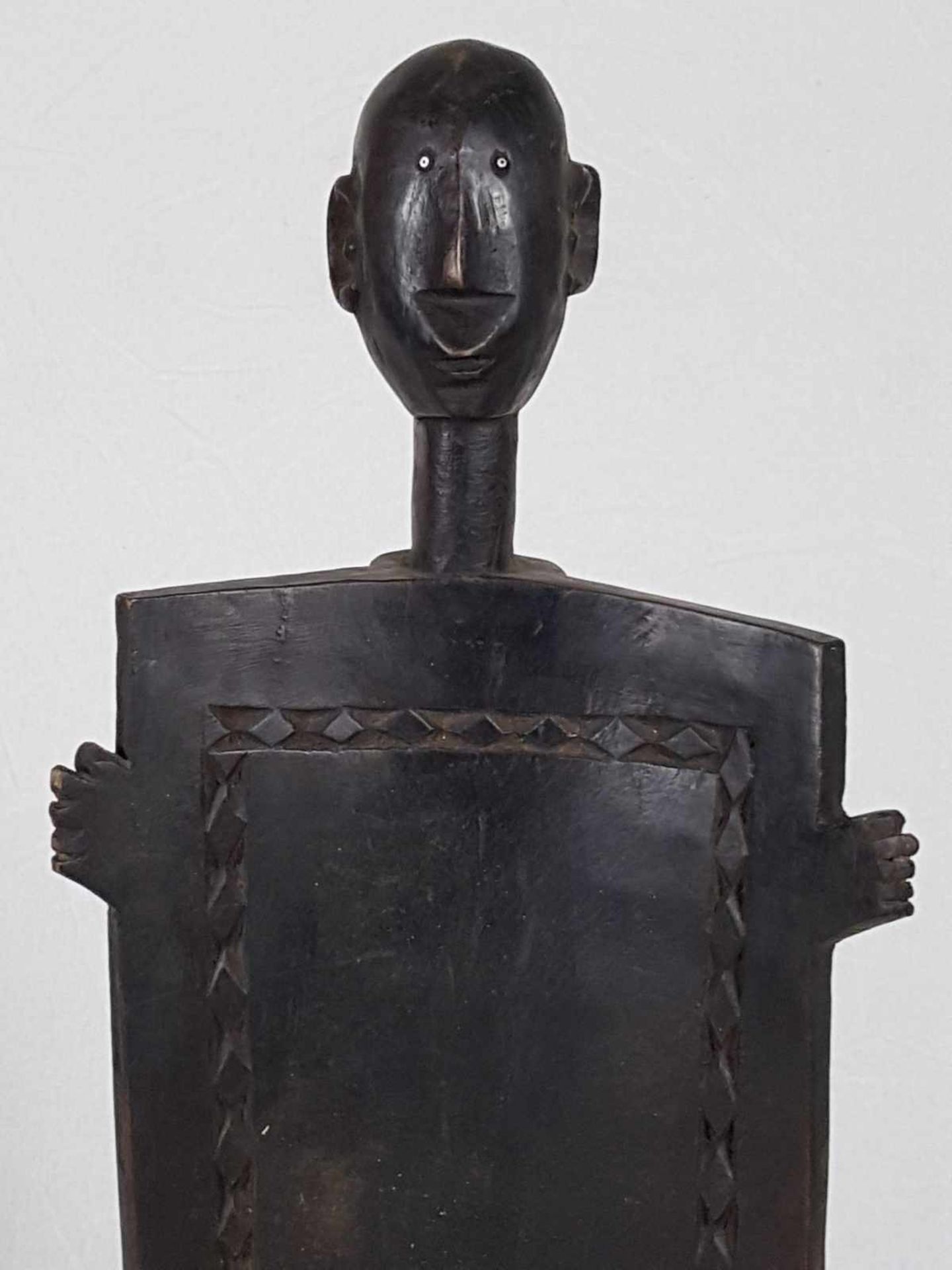 Stuhl des Imperial Chief - Ostafrika,2.Hälfte 20.Jh,Holz geschnitzt,ca.110x55cm,Gewicht ca.9kg - Bild 2 aus 5