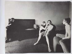 Székessy, Karin (geb. 1939) - Vier Modelle im Wohnzimmer, Darstellung von vier jungen Frauen in