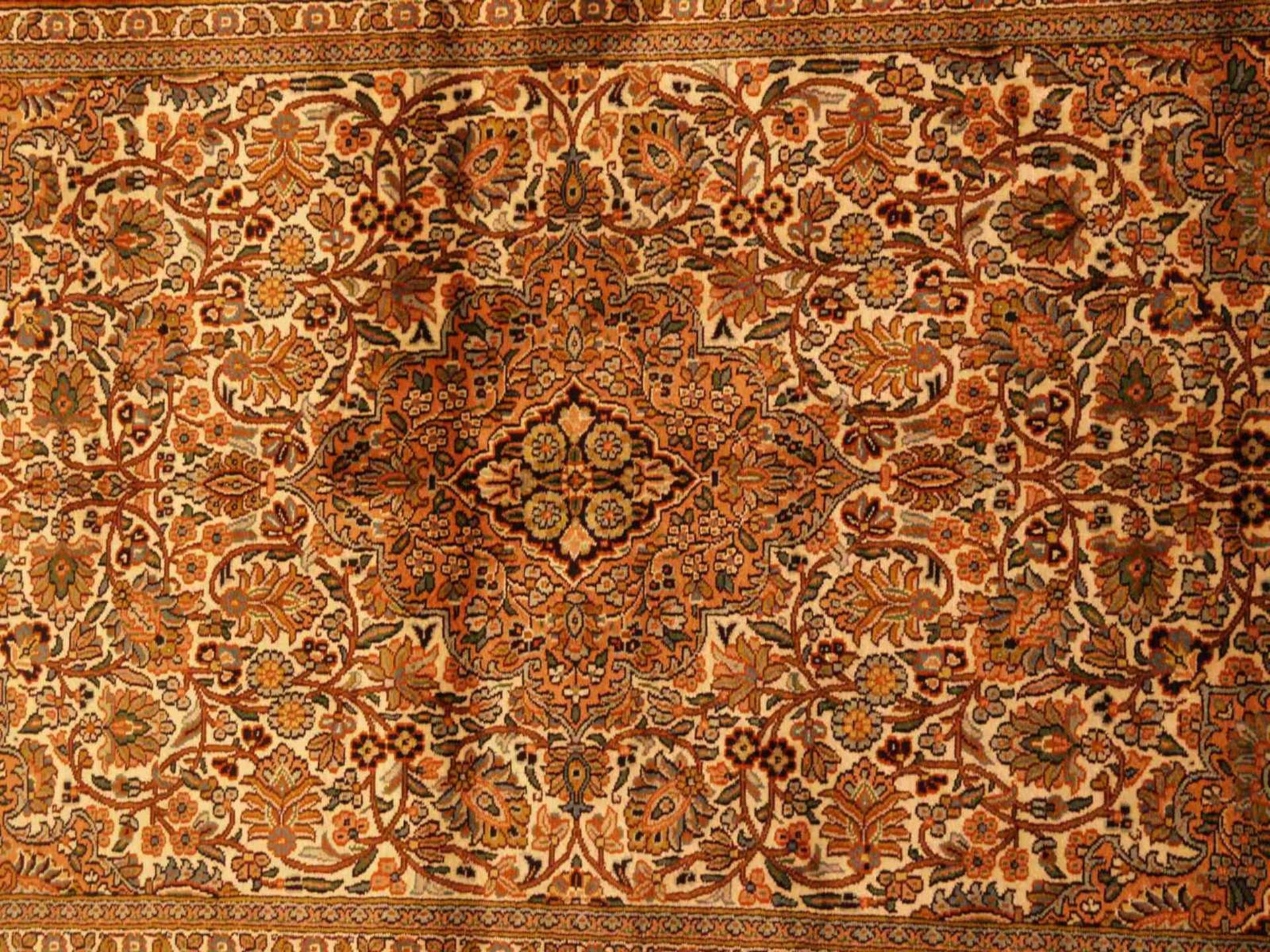 Orientteppich - Kaschmir,Seide auf Seide,sehr feine Knüpfung,Medaillon ziegelfarbig,florales - Bild 2 aus 5