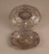 Zwei Zierschalen - Silber 800 gestempelt, durchbrochener Rand mit floralem Dekor, im Spiegel
