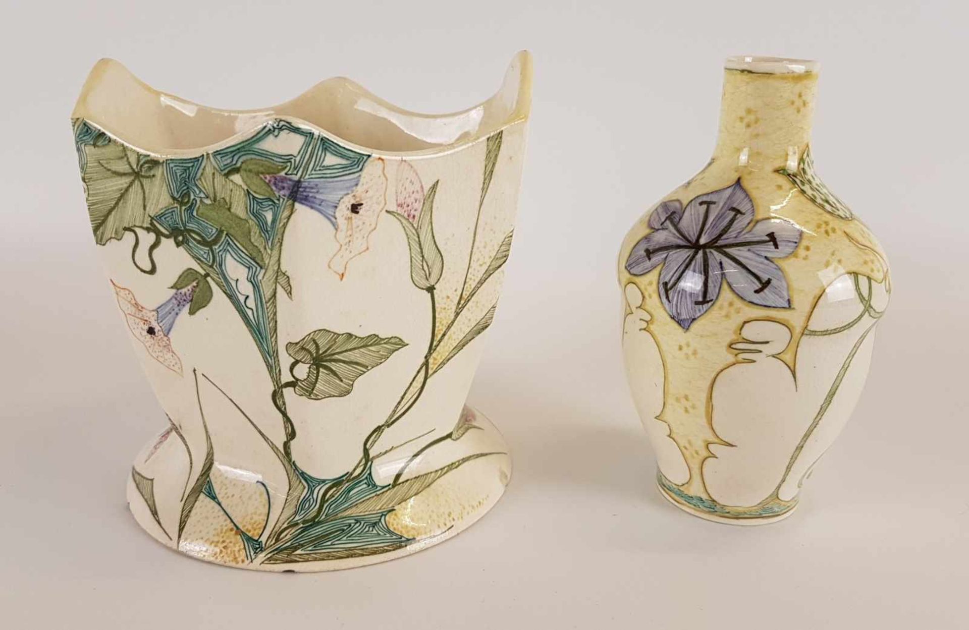 Cachepot & Kännchen - Keramik Zuid Holland,Eierschalenglasur mit polychromem Floraldekor,