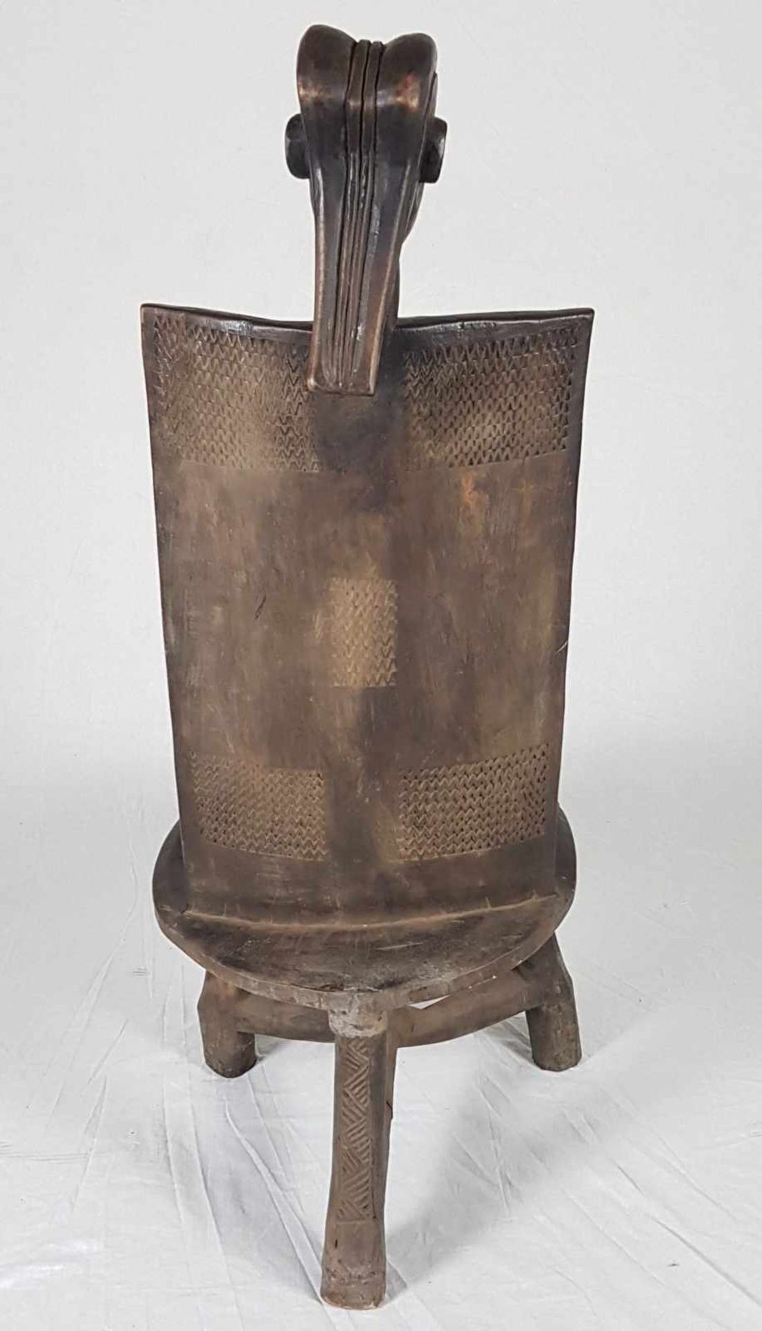 Stuhl des Imperial Chief - Ostafrika,2.Hälfte 20.Jhs,Holz geschnitzt,ca.140x55cm,Gewicht ca.14kg - Bild 6 aus 6