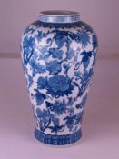 Vase - Balusterform,Blau-Weiß-Dekor im ostasiatischen Stil,umlaufende Bemalung mit Blumen,