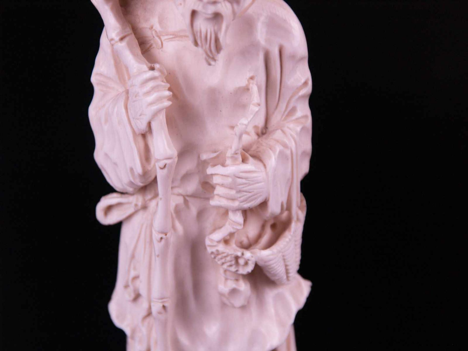 Elfenbein-Kleinplastik - China nach 1900, Elfenbein überaus fein geschnitzt, vollplastische - Bild 3 aus 5