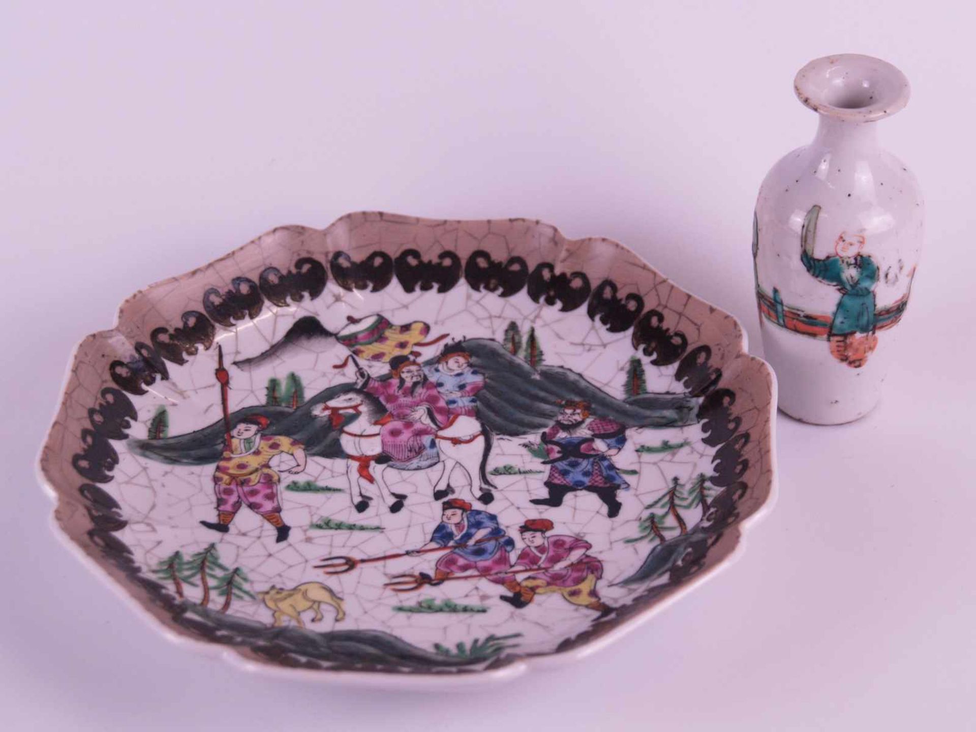 Miniaturvase & Teller - China, Porzellan mit figürlichem Dekor in polychromer Emailmalerei,kleine