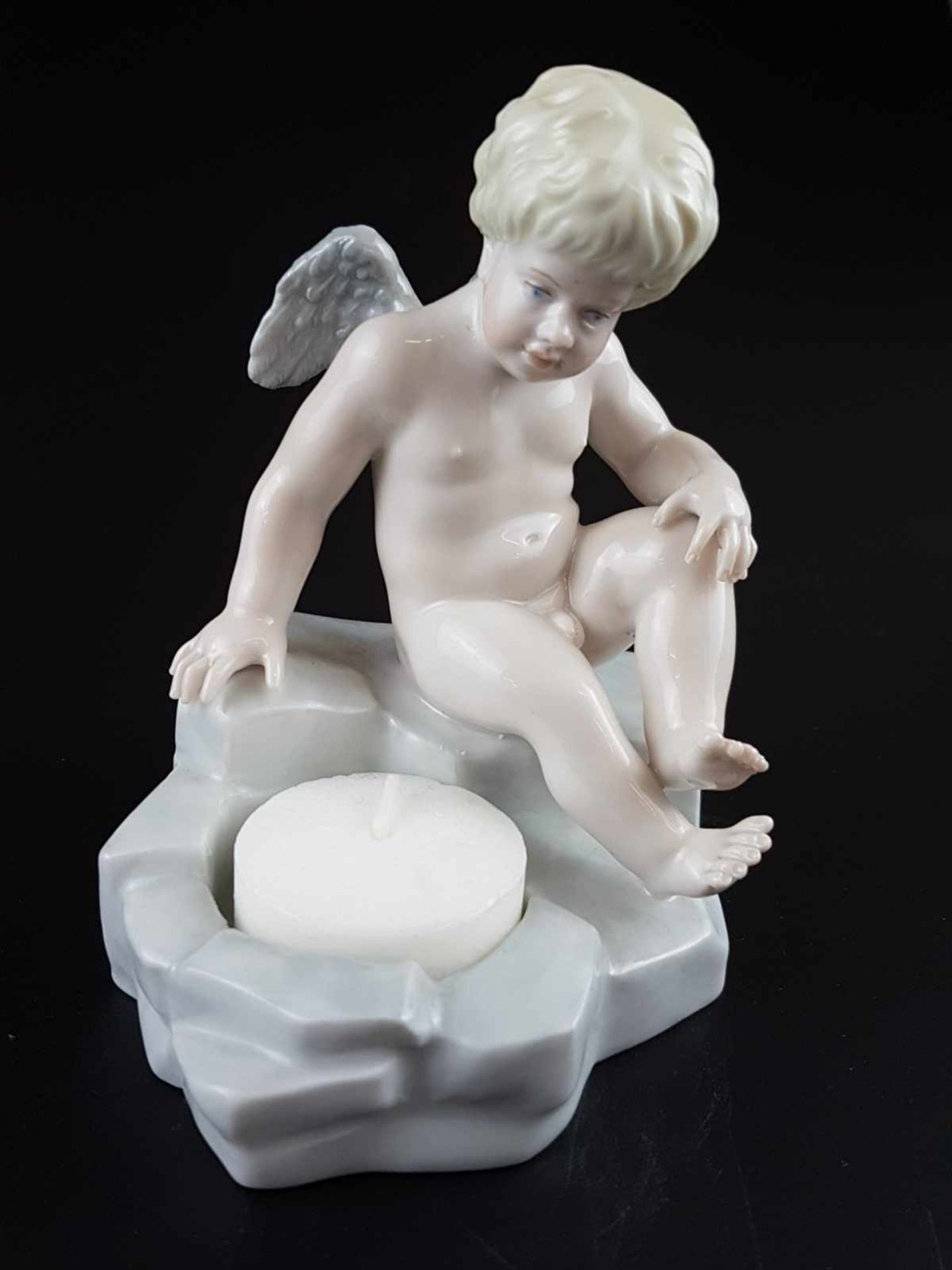 Kerzenständer "Putto mit Quelle" - Hoechst, blaue Radmarke, 20.Jh., geflügelter Putto an einer - Bild 2 aus 7