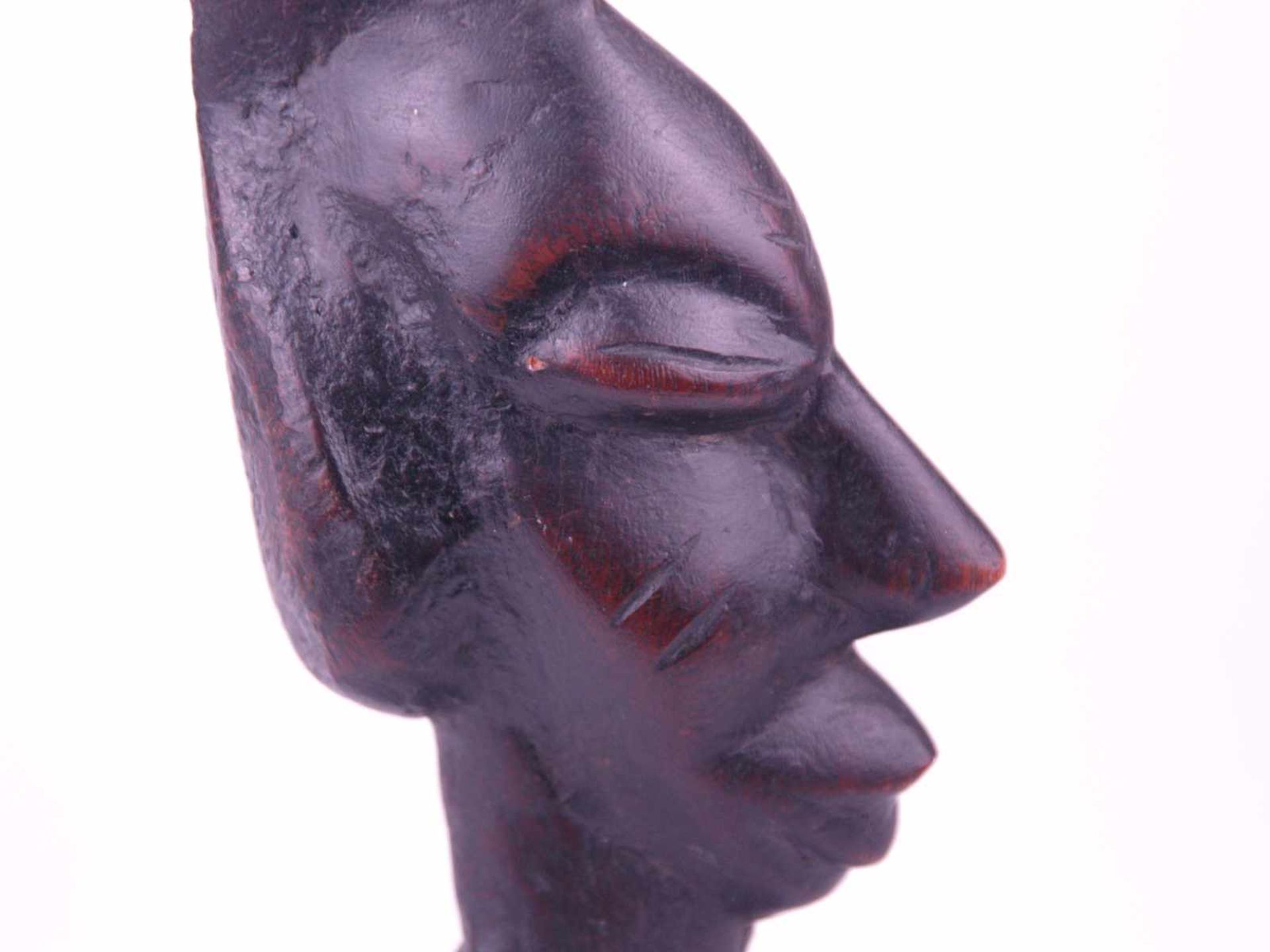 Zwei afrikanische Holzplastiken - Holz geschnitzt, dunkel braun, 1x Frauenbüste mit übernatürlich - Bild 4 aus 4