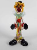 Murano Glas Clown - Italien, Murano, farbloses Glas, farbig hinterfangen sowie Farbglas, am Boden