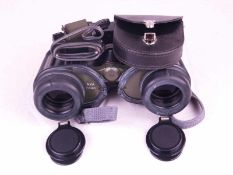 NVA-Fernglas - Doppelfernrohr DF 7x40,gummibezogenes Gehäuse mit Gurt und Staubkappen,ca.20x15x6cm,