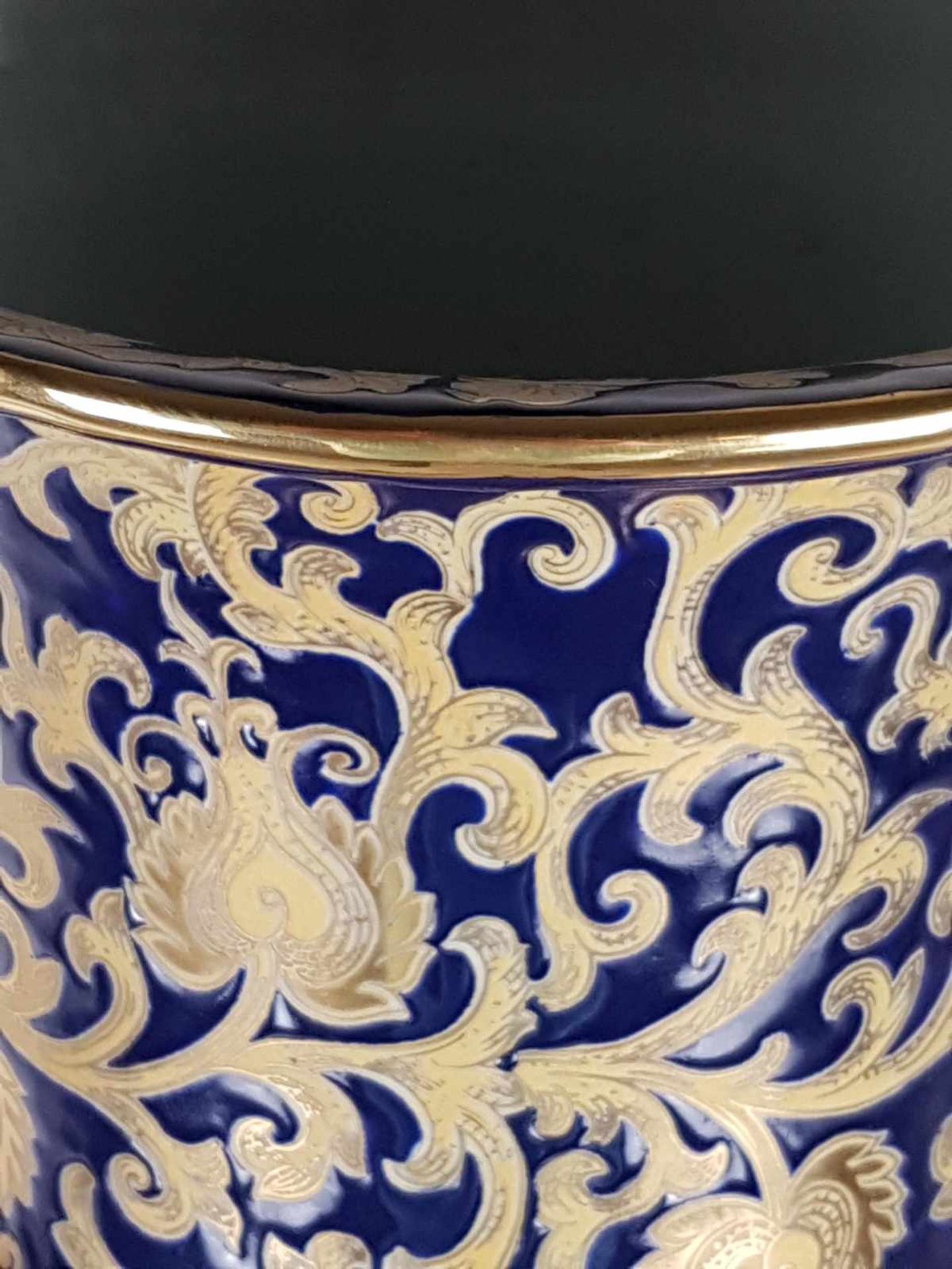 Chinesische Bodenvase - nicht gemarkt, Kobaltblau/Gold staffiert, florales Muster, 2 Henkel - Bild 3 aus 4