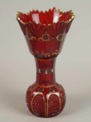 Große Vase - Rubinglas, Böhmen, Mitte 19. Jh., gewölbter facettierter Stand, facettierter