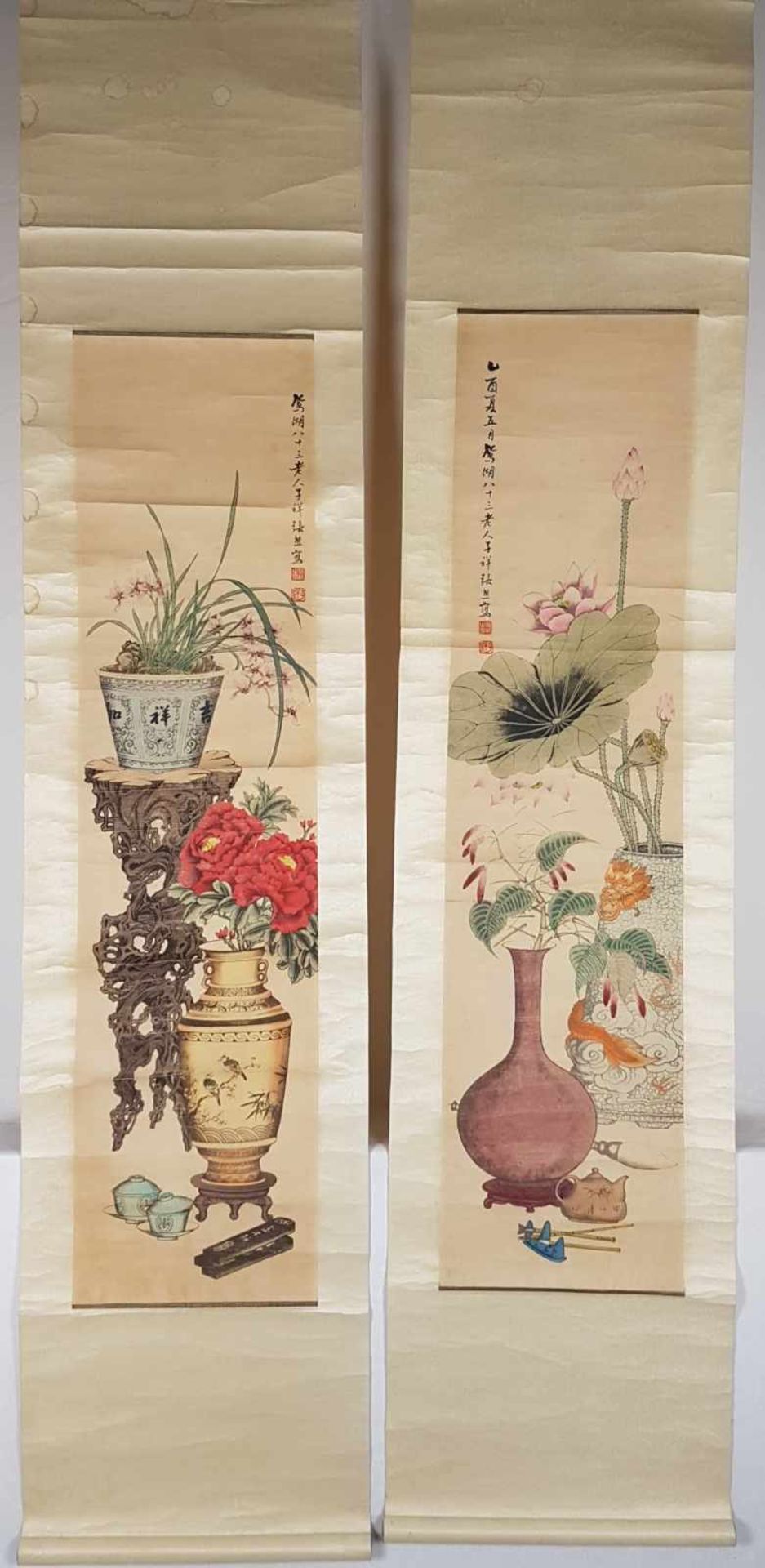 Zwei Rollbilder - China um 1900,Gelehrtenuntersilien: 2 Vasen,1 blühende Lotuspflanze,