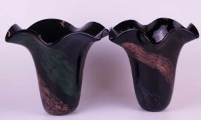 Paar Glasvasen - wohl Murano,leicht ausgestellte Form mit gewelltem Rand,schwarzes Glas mit farbigen