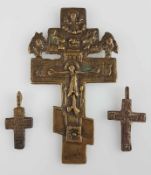 Konvolut Russische Kreuze - 3-tlg.: 1 x Kreuz Bronze reich reliefiert, mit Korpus Christi, Putten,