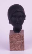 Bronzefigur "Damenkopf" - vollrund ausgearbeiteter Damenkopf mit eng anliegender Kopfbedeckung,