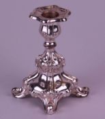 Kleiner Kerzenhalter - üppiger Dekor im Barockstil,gestempelt 925,Fuß gefüllt,H.ca.12cm