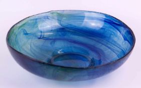 Glasschale - klares Glas mit schlierenförmigen Farbeinschmelzungen in Grün und Blau,runde Form auf