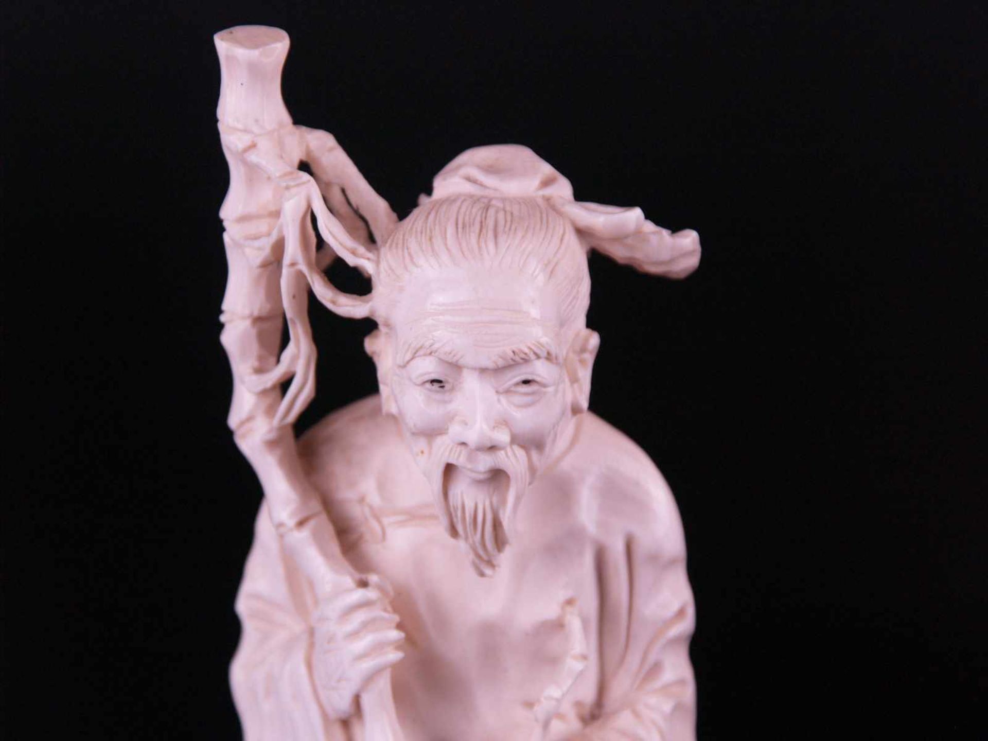 Elfenbein-Kleinplastik - China nach 1900, Elfenbein überaus fein geschnitzt, vollplastische - Bild 2 aus 5
