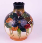 Vase - polychrome Malerei auf schwarzem Fond, Jugendstil-Blätterdekor, Rand leicht bestoßen, H.ca.