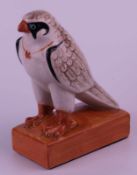 Vogelfigur - Falke, Porzellan, polychrom bemalt, glasiert, Krakelee-Optik, auf rechteckigem