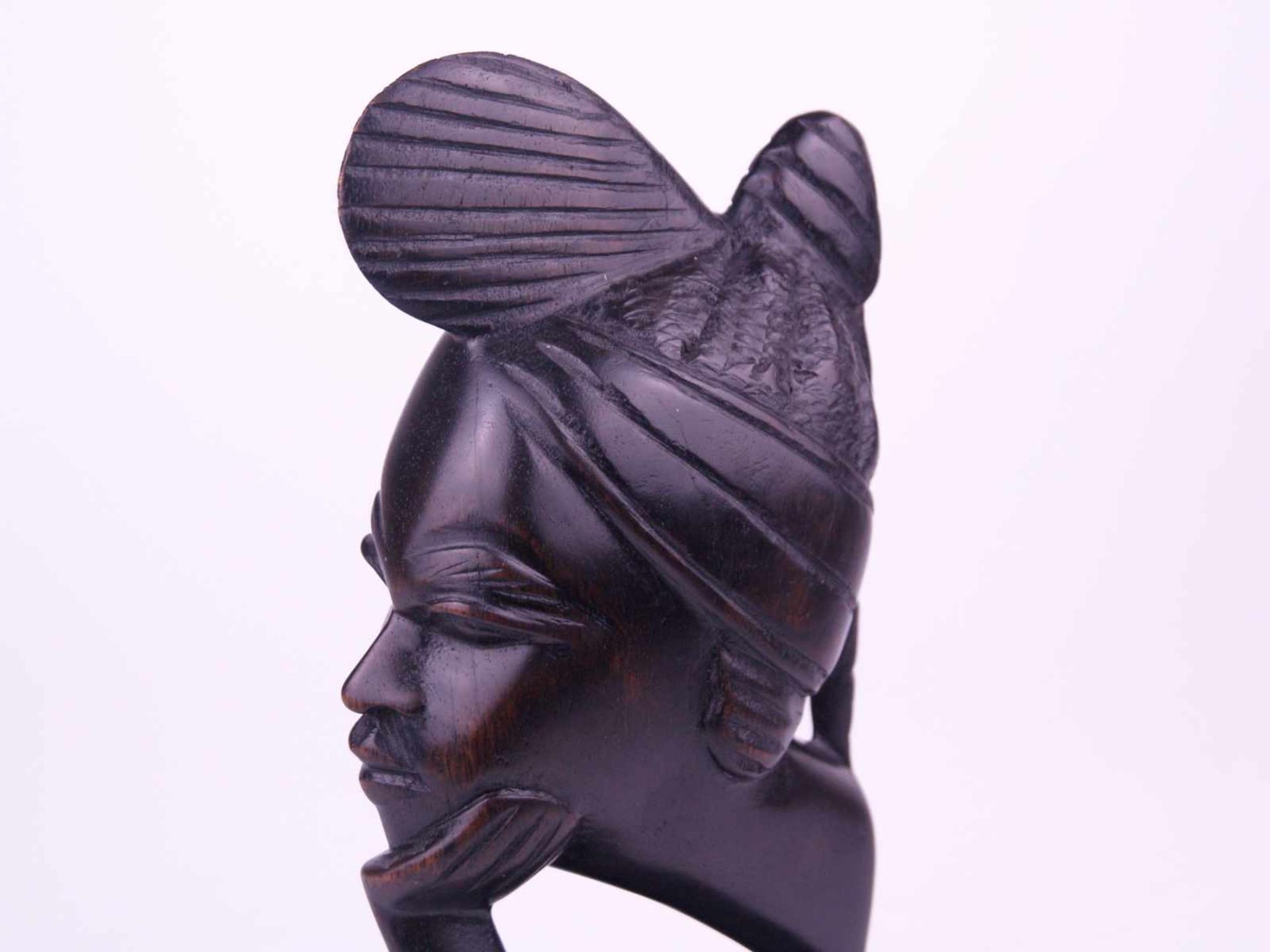 Holzskulptur "Weiblicher Kopf"- Westafrika, wohl Mali, Holz geschnitzt, schwarz bemalt, schmal - Bild 3 aus 3