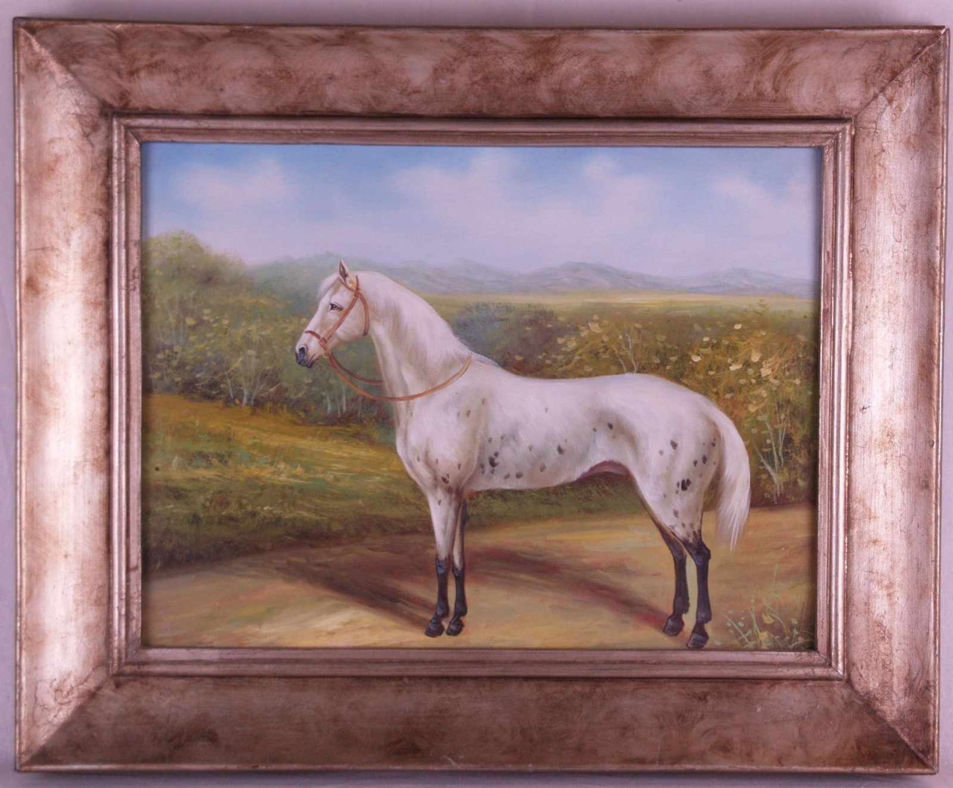 Anonym - Weißes Pferd in Feldlandschaft mit einem Gebirgszug im Hintergrund, Öl auf Leinwand, ca.
