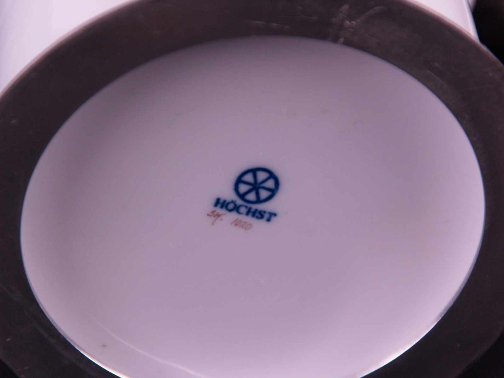 Krug Hoechst - blaue Radmarke, 20.Jh., mit Zinndeckel und -fußrand, polychrom bemalt mit feiner - Bild 4 aus 4