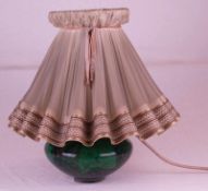Lampe - gebauchter Korpus aus grünem Glas mit Fadeneinschmelzungen und Blaseneinschlüssen,