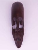 Gesichtsmaske - Kongo, braunes Holz geschnitzt, schmale längliche Form, L.ca.32cm, 2 Haarrisse ca.