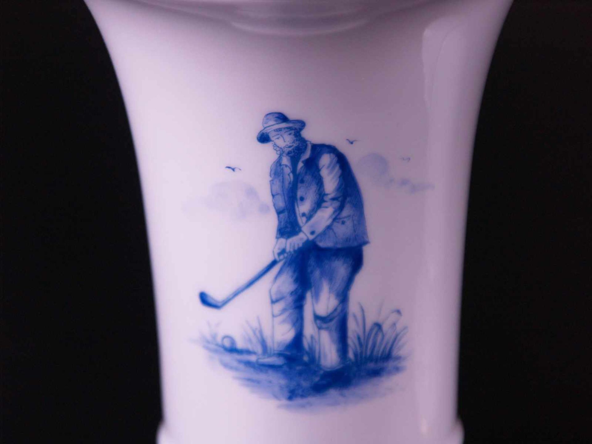 Zwei Vasen Hoechst - blau Radmarke, 20.Jh., Trompetenform, schauseitig mit Golfspielern bemalt, 1x - Bild 2 aus 4
