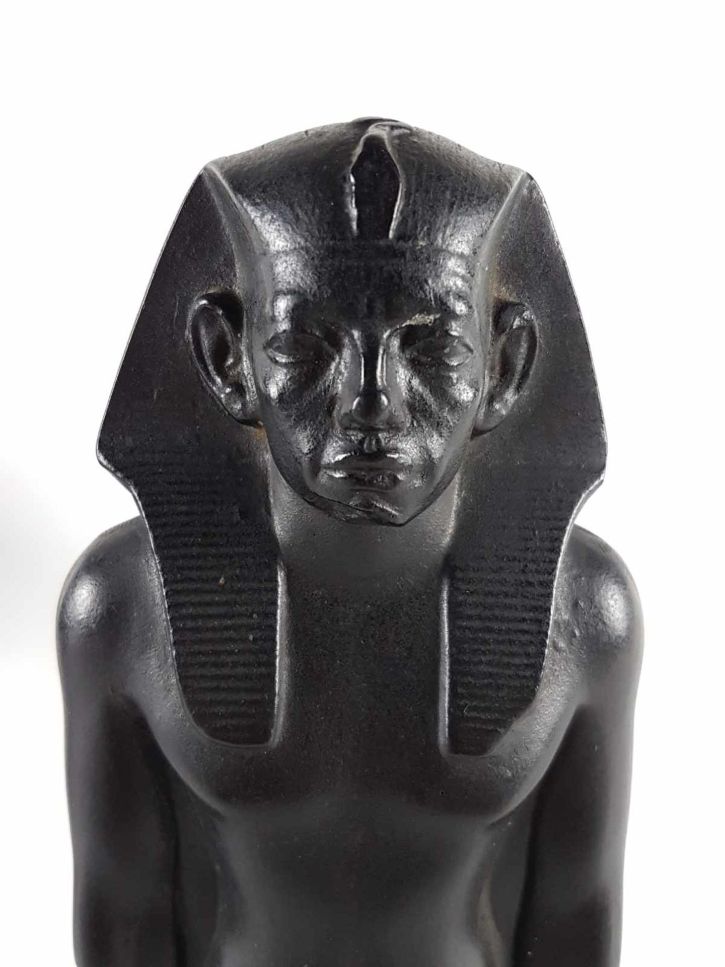 Museumsreplikat - Pharaofigur, polymerer Stein auf einem rechteckigen Marmorsockel, am Boden bez. " - Bild 2 aus 7