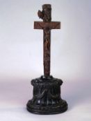 Reliquienkreuz - 19.Jh.- Buchsholz,Endstücke am Querbalken aus Bein, fein geschnitztes Kruzifix
