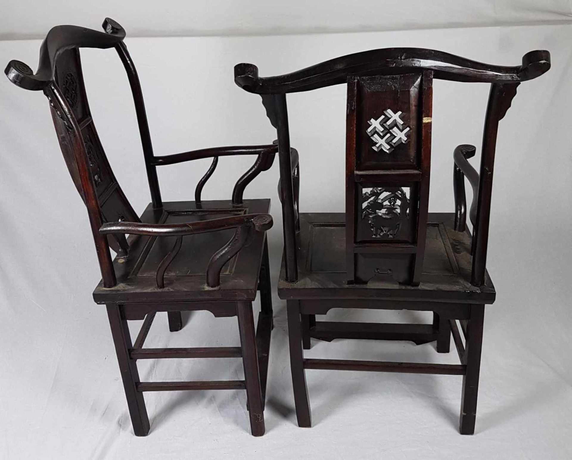 Paar Armlehnstühle - China,wohl Yumu-Holz (Ulme),dunkel gebeizt,mehrere Stege zwischen den Beinen, - Bild 4 aus 4