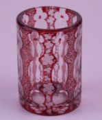 Glasbecher - Klarglas rot überfangen, zylindrische Form, umlaufend Schliff- und geätztes