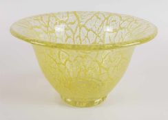 Glasschale - wohl WMF-Ikora, Klarglas mit eingeschmolzenen gelben Fäden, runder Stand,