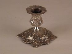 Kerzenhalter - Silber gestempelt 800,geschweifter Stand,Fuß und Vasentülle üppig reliefiert mit