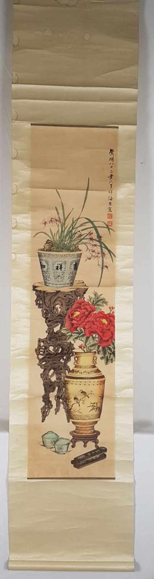 Zwei Rollbilder - China um 1900,Gelehrtenuntersilien: 2 Vasen,1 blühende Lotuspflanze, - Bild 5 aus 9