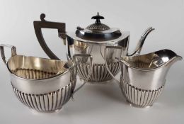 Tee-Kernstück - 3-tlg.,umfassend: Teekanne,Zuckerschale und Sahnegießer,England,plated,Pfeifendekor,