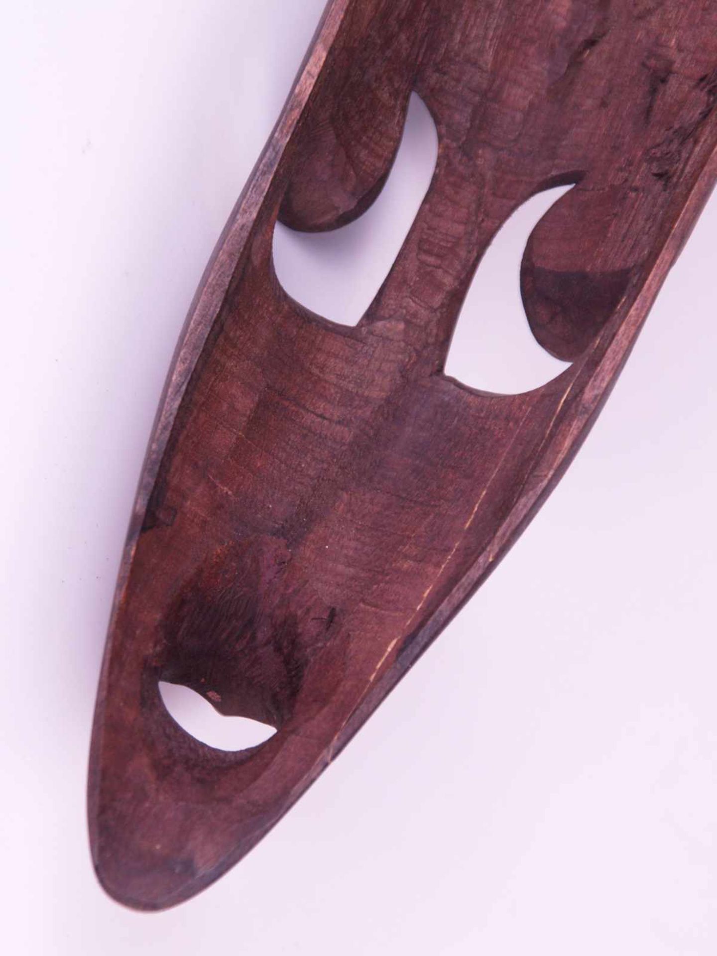 Gesichtsmaske - Kongo, braunes Holz geschnitzt, schmale längliche Form, L.ca.32cm, 2 Haarrisse ca. - Bild 3 aus 3