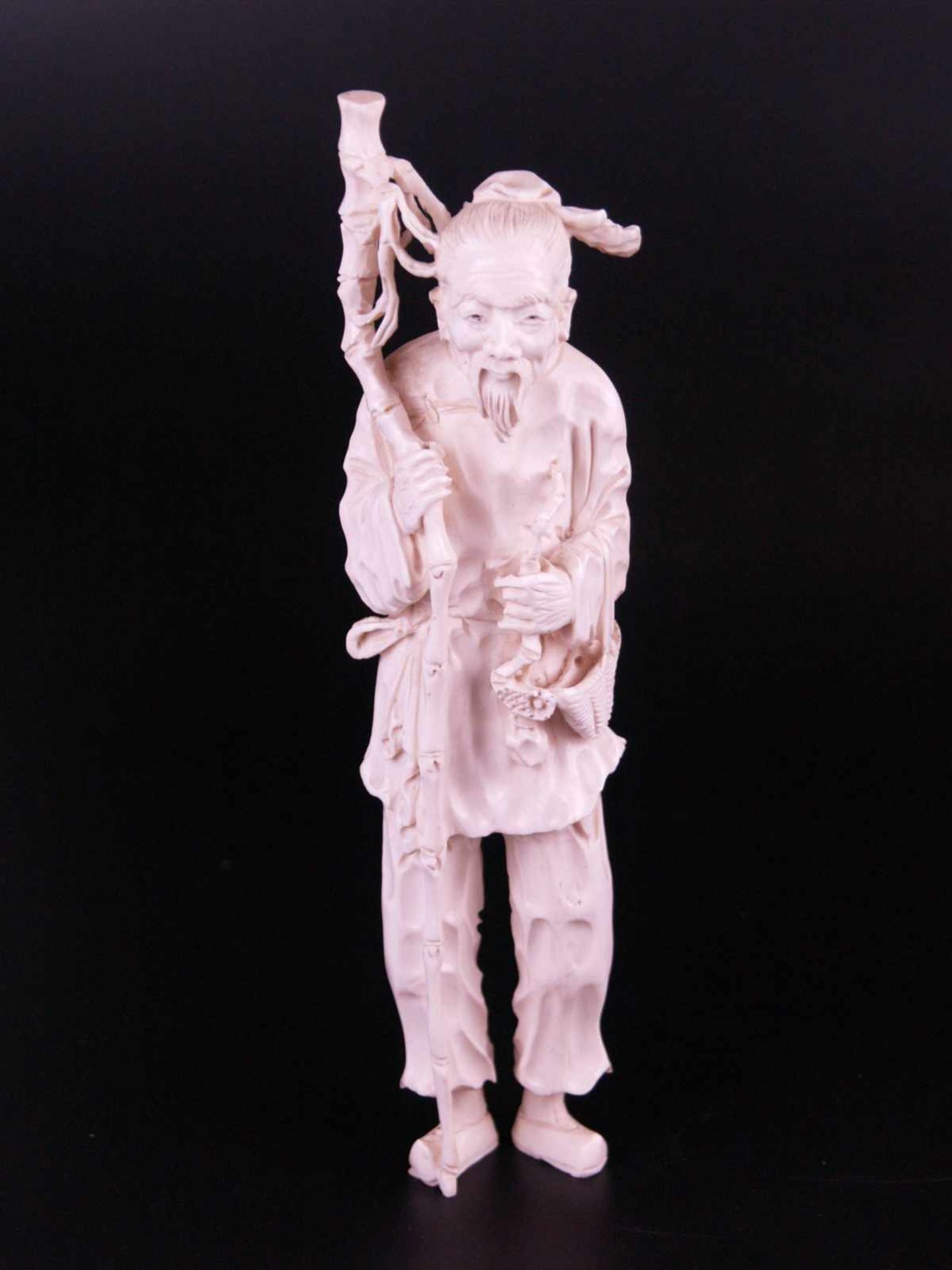 Elfenbein-Kleinplastik - China nach 1900, Elfenbein überaus fein geschnitzt, vollplastische