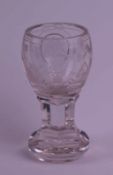 Logenglas - Pokalform, schweres dickwandiges Glas, eiförmige Kuppa, facettierter Fuß,